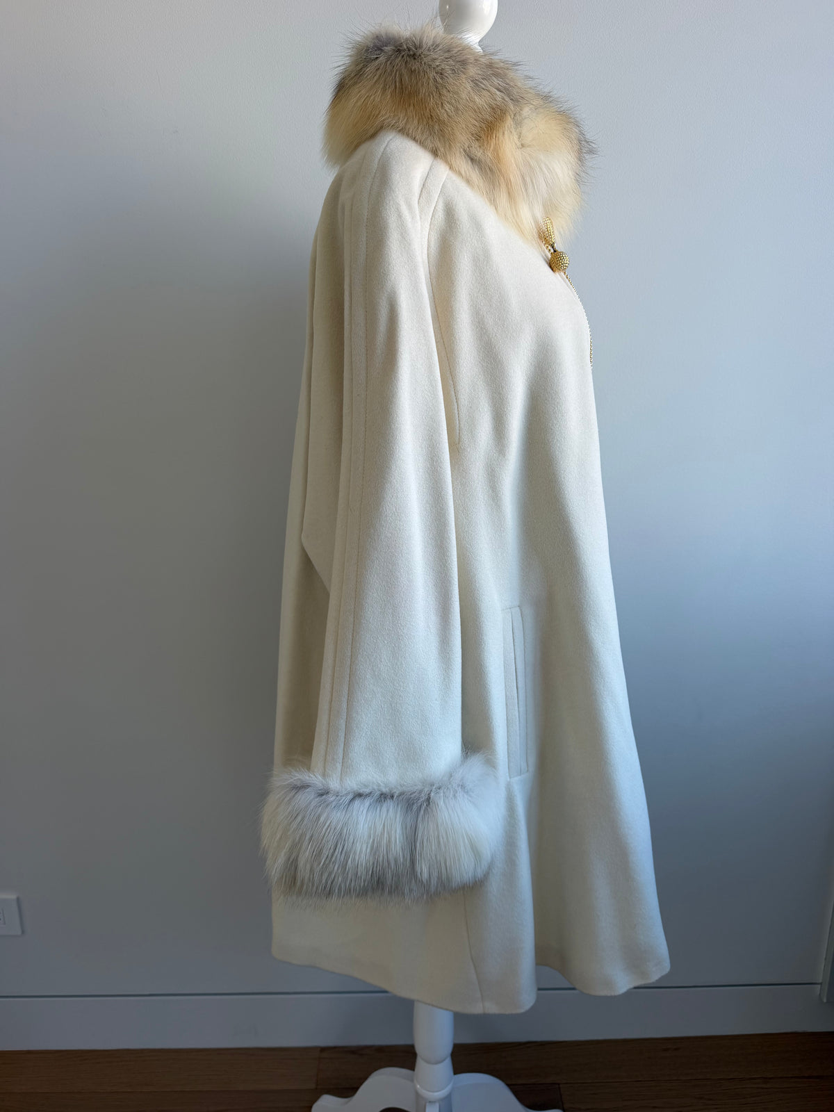 Louis Féraud Vintage Ivory Virgin Wool Coat with Genuine Fur Trim & Gold Zipper